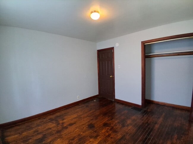 Building Photo - 214 Edwards St