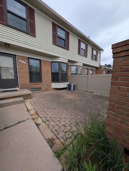 Building Photo - 38928 Country Cir