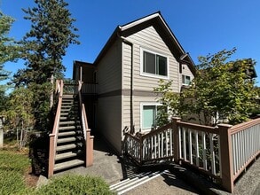 Building Photo - West Linn - Linnwood Heights, Stylish Cond...