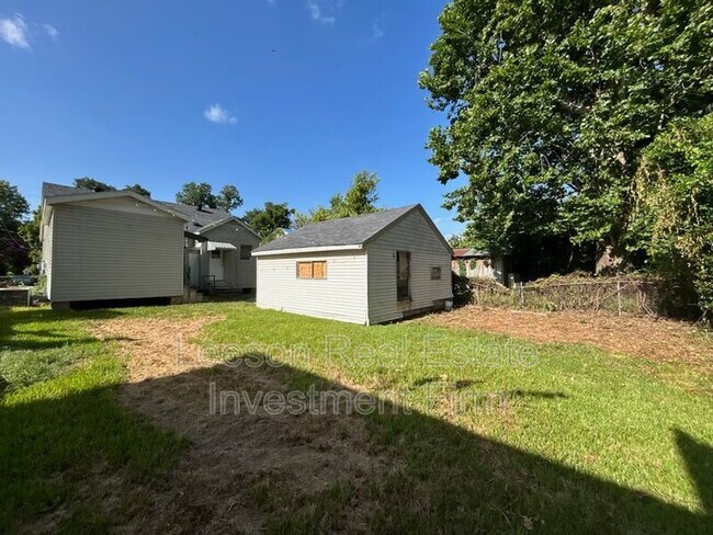 Building Photo - 225 E Elmwood St