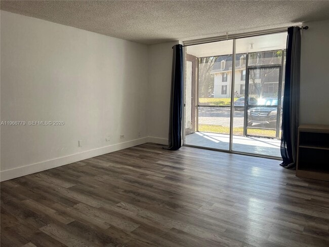 Building Photo - 3690 Inverrary Dr