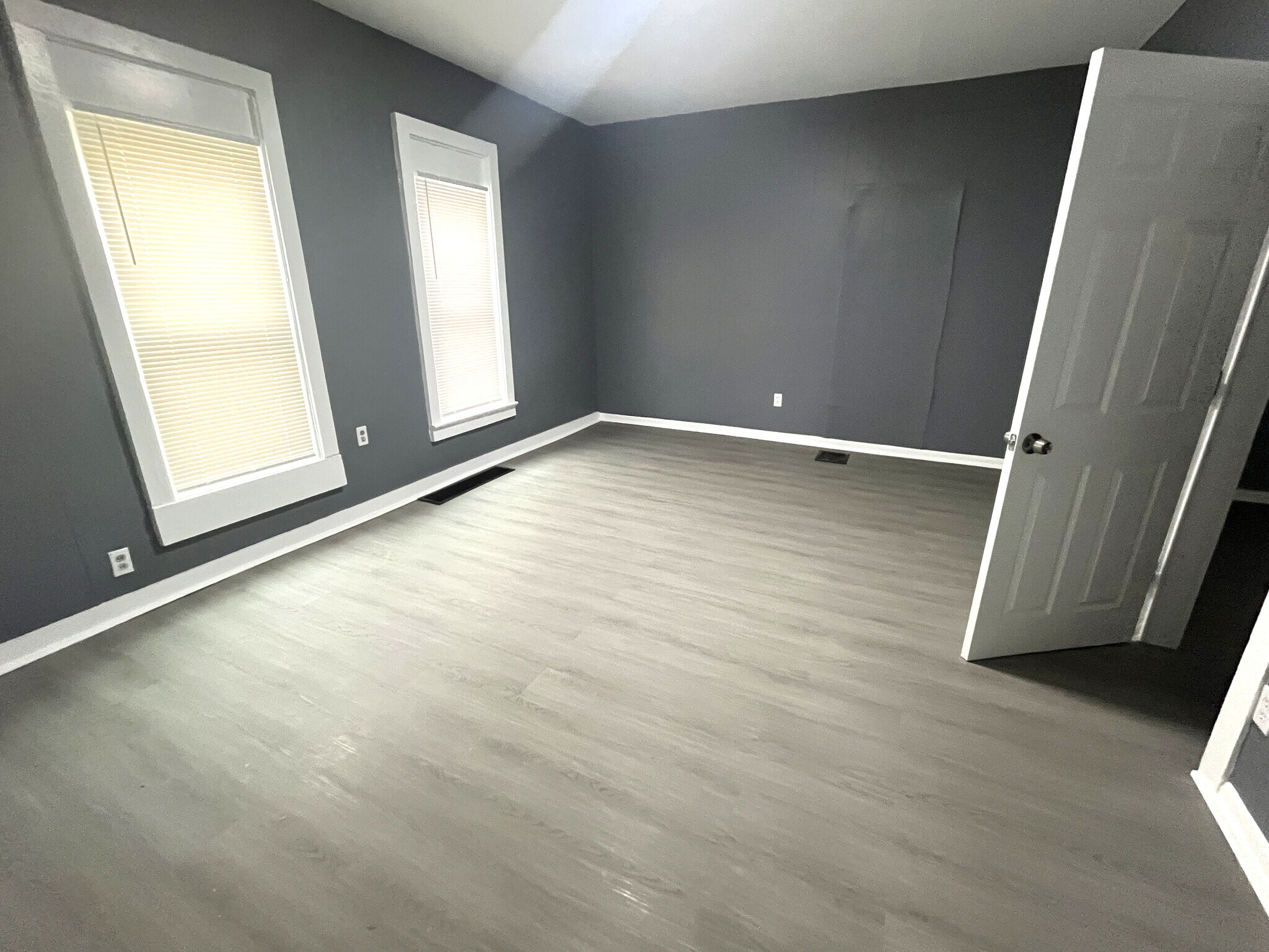 Building Photo - 909 W 17th St