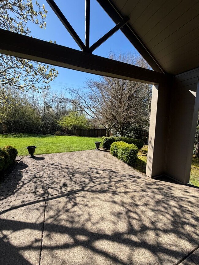 Building Photo - 5 Bedrooms and 2.5 Bathrooms with Views of the Rolling Hills of Corvallis Country Club