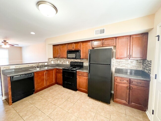 Building Photo - 2 Bedroom 1.5 Bath Townhome