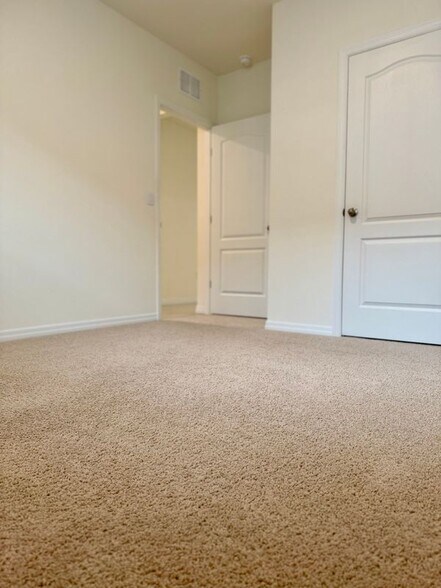 Building Photo - 824 Horsetail Dr