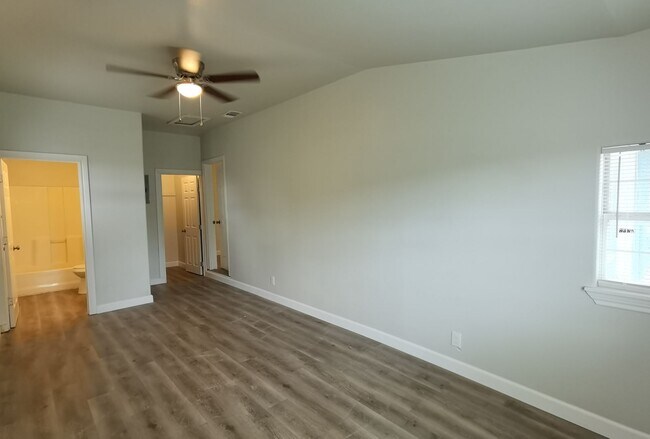 Building Photo - 4 Bedroom 2 bath in Valley High