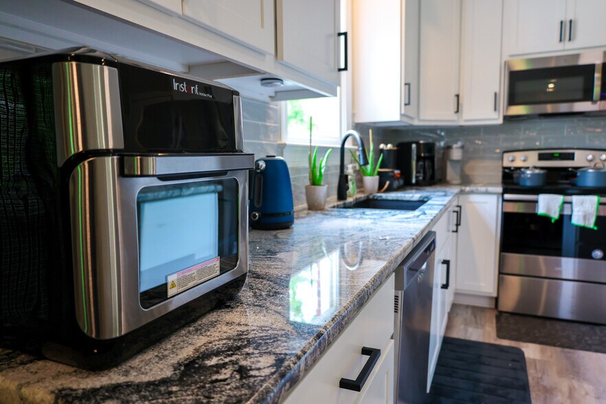 Building Photo - 1208 Enchanted Oaks Dr