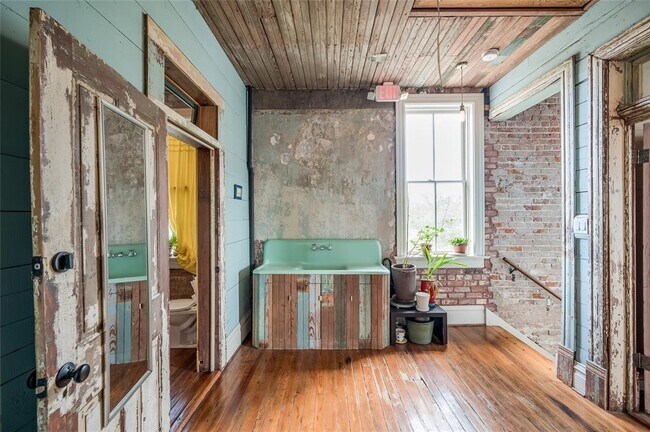 Building Photo - 2020 Hardy St