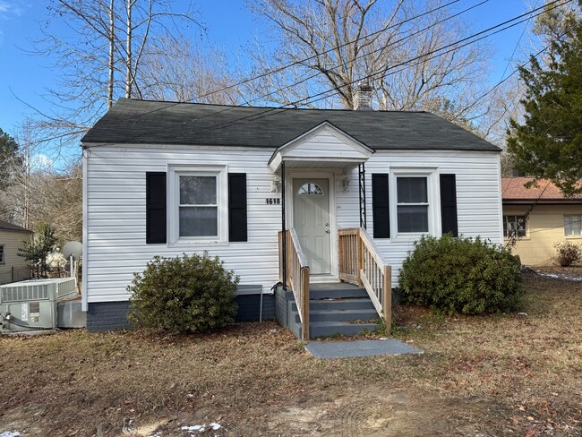 Building Photo - 2 Bedroom House with Bonus Room