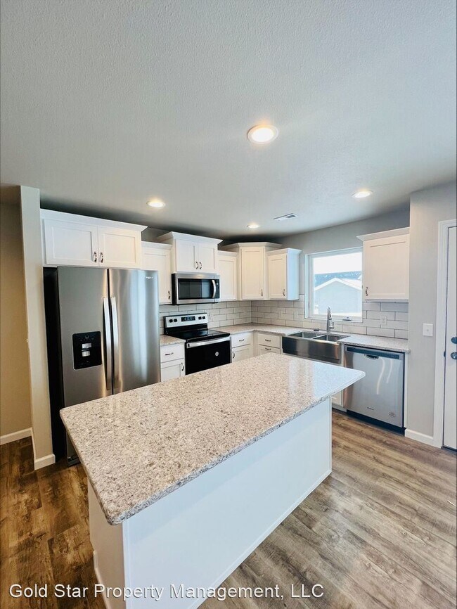 3 br, 2.5 bath House 118 Marshall Loop 118 Marshall Lp Lincoln ND