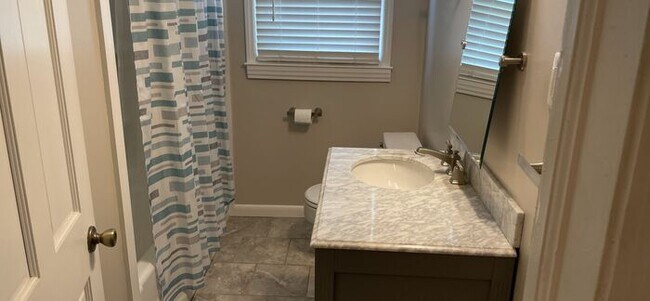 Building Photo - 2 bedroom 1 bath renovated pet friendly home