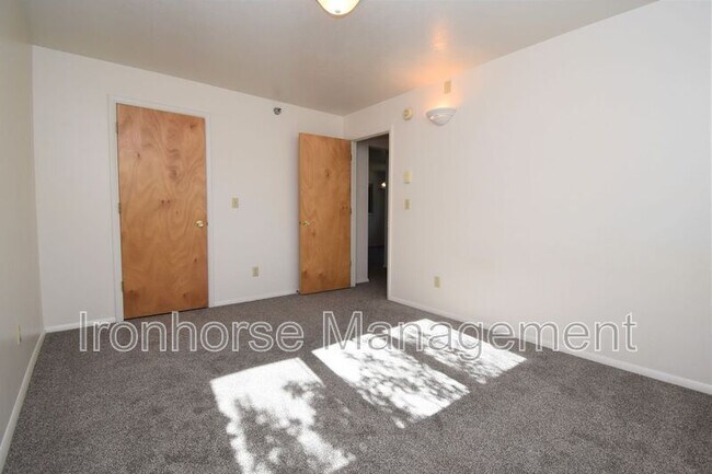 Building Photo - 813 W Villard St