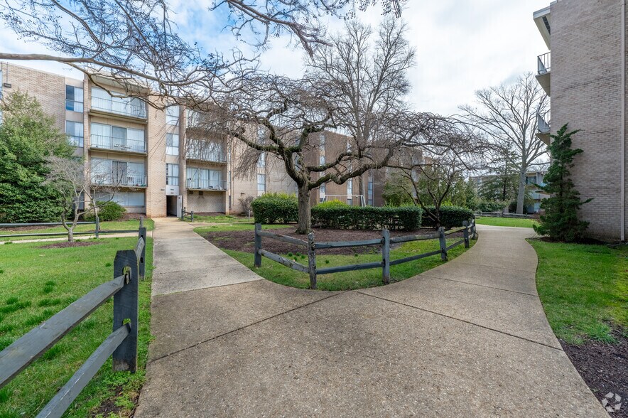 Forest Lake Apartments 9869 Good Luck Rd Lanham MD 20706 Apartment