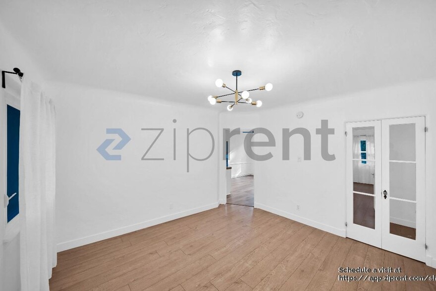 Building Photo - 5160 San Vicente Blvd