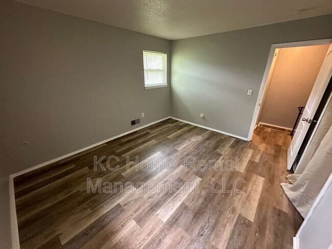 Building Photo - 222 N Oak Dr