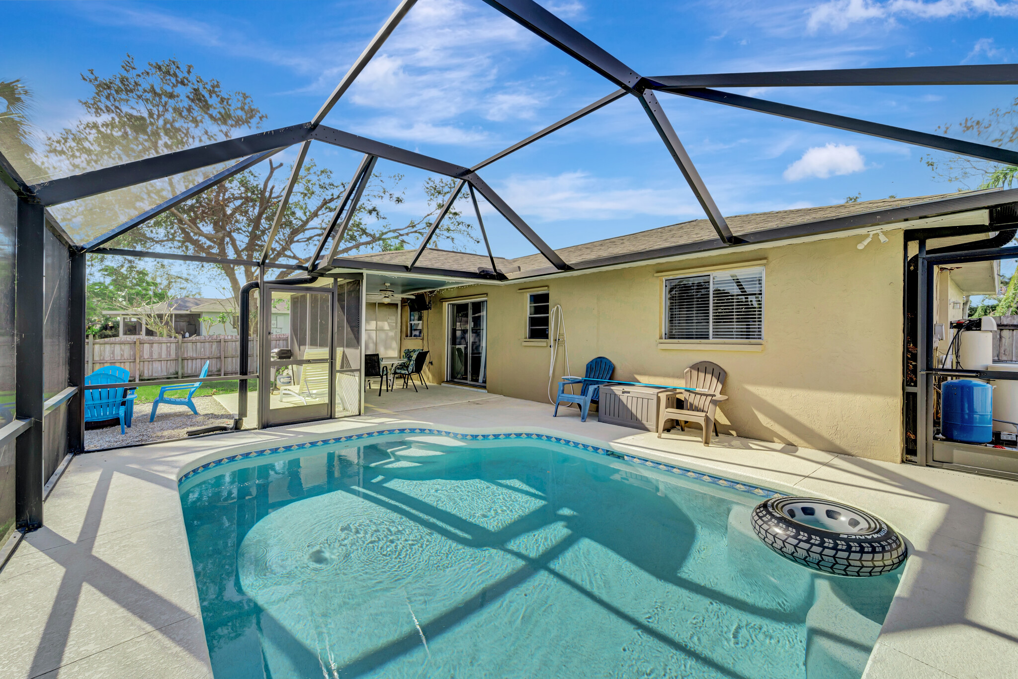 Building Photo - 561 Cabana Rd
