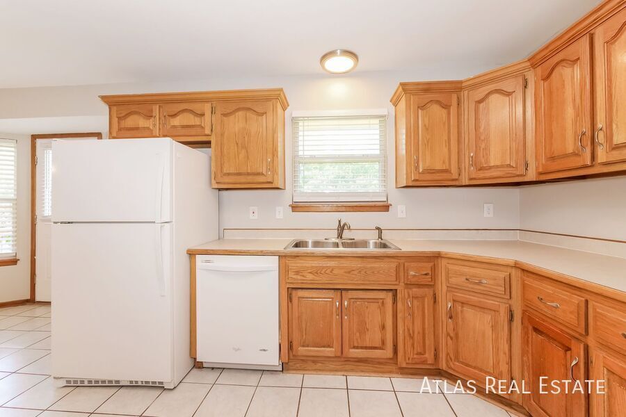 Building Photo - 1610 Cove Dr