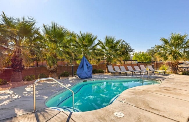 Building Photo - SPACIOUS PATIO HOME FOR RENT!