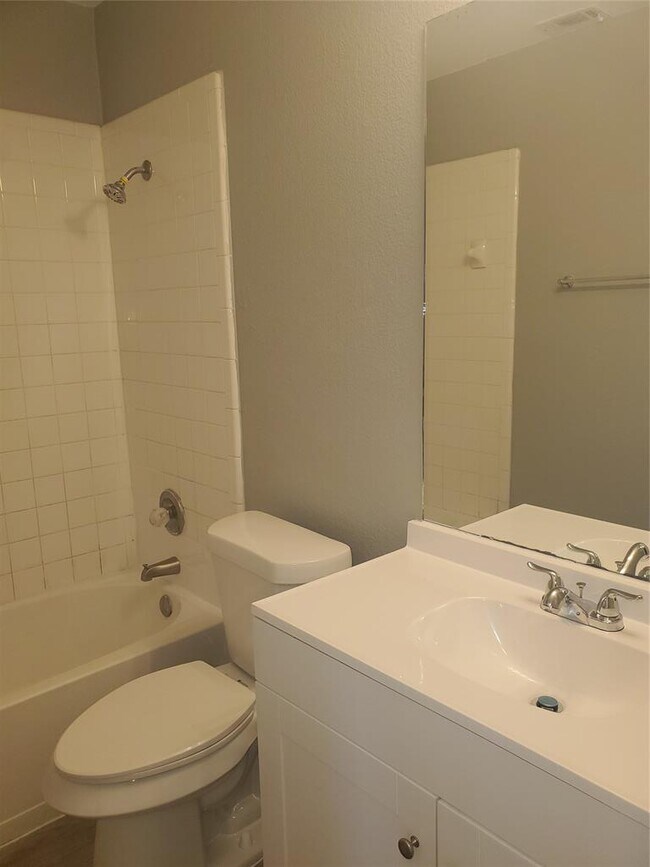 Building Photo - 2221 Creekside Ln