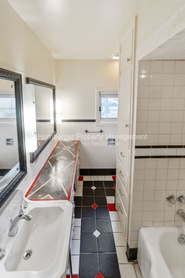 Building Photo - 2324 E South Crescent Ave