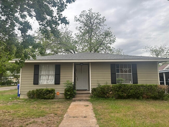 Building Photo - 401 Walnut St