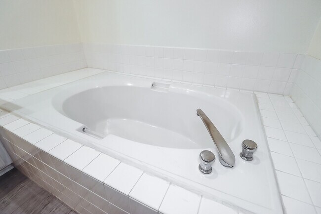 Building Photo - 11920 Goshen Ave