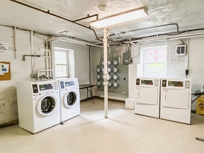 Building Photo - Tastefully Renovated 2 Bedroom 1 Bathroom ...