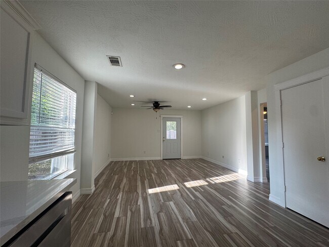 Building Photo - 11927 Mule Springs Dr