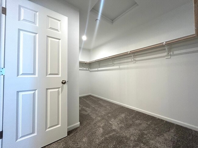 Building Photo - Beautiful Newer 4 Bedroom 3 Bathroom with ...