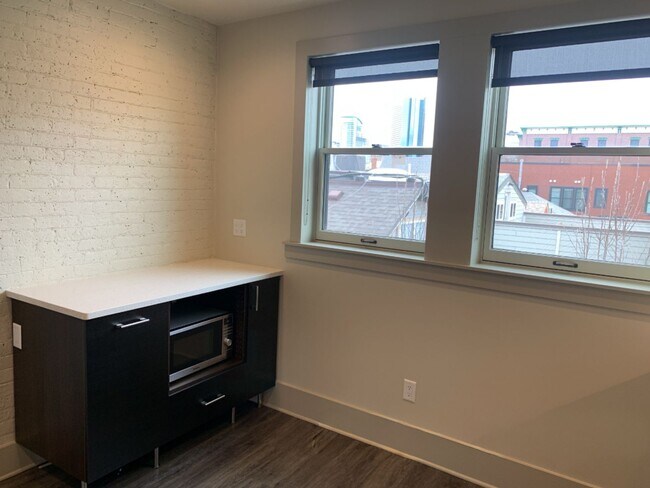 Building Photo - Newly renovated Victorian Townhome located on a quiet street in Curtis Park/RiNo