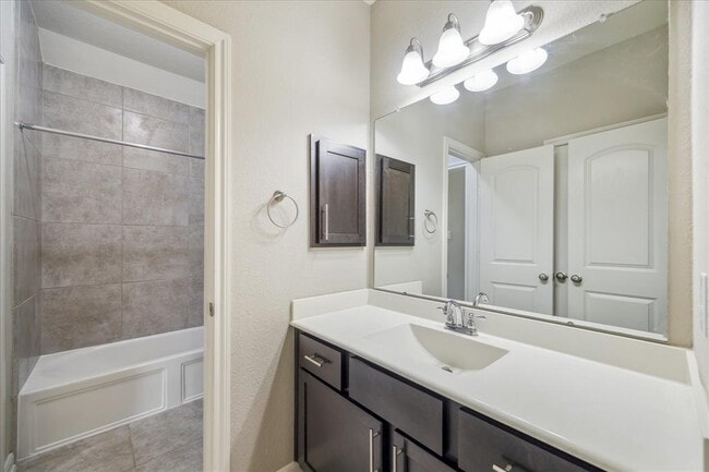 Building Photo - 1539 Giles Dr