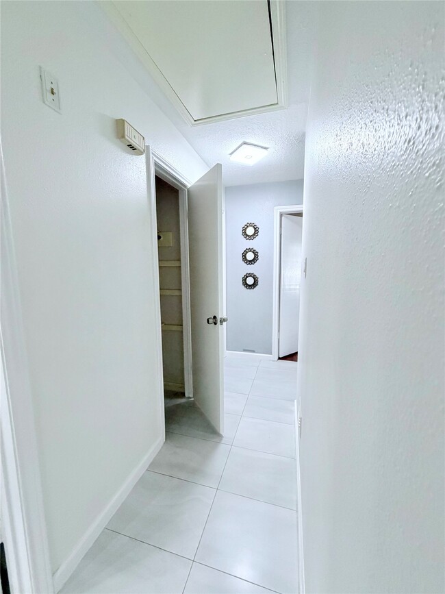 Building Photo - 6610 La Puente Dr