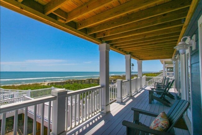 Building Photo - ENDLESS ELEGANCE AT THIS OFF-SEASON FURNISHED RENTAL