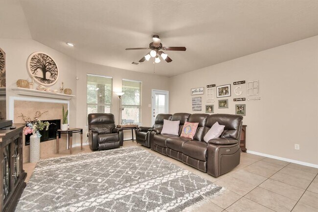 Building Photo - 2103 Breezeway Ln