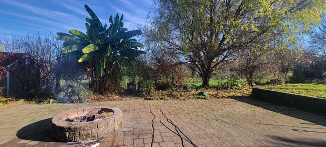 Building Photo - 125 S Ash St