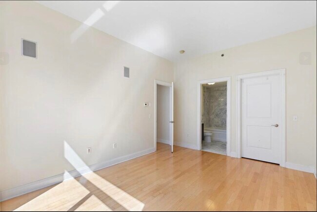 Building Photo - 10 Regent St