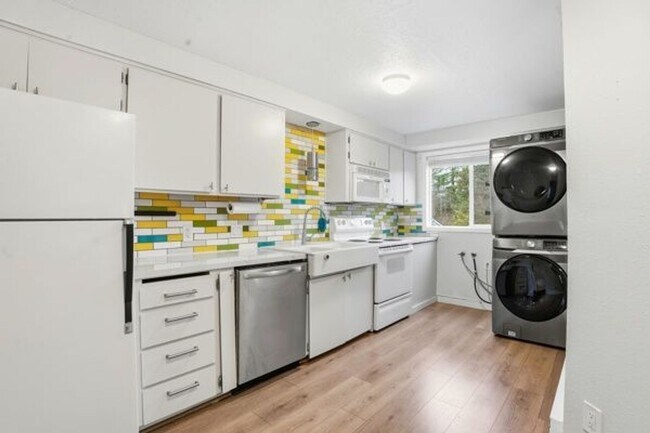 Building Photo - Remodeled-like new! Adorable 2 br 1 bath, great location! Water-sewer-garbage Incl