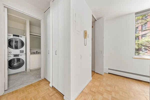 Building Photo - 3LN