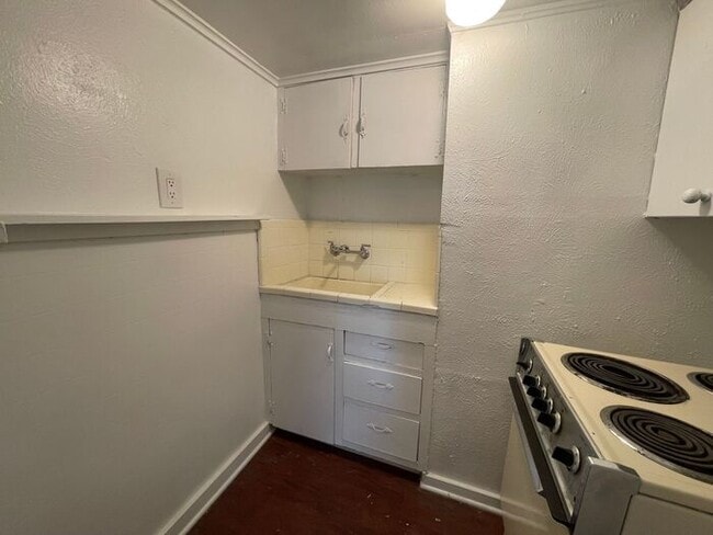 Building Photo - Cozy 1 Bedroom 1 Bath Downstairs Unit Read...