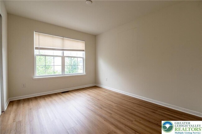 Building Photo - 955 King Way