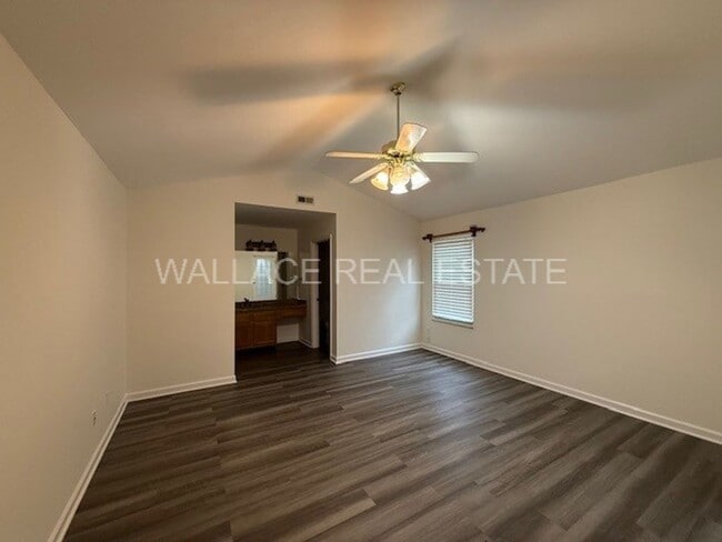 Building Photo - UPDATED 2 BEDROOM CONDO IN ADMIRAL BEND!!