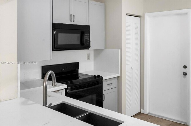 Building Photo - 681 Thornridge Ave