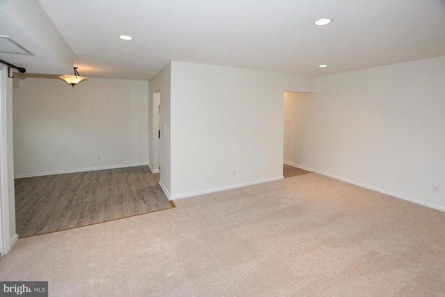 Building Photo - 3874 Lyndhurst Dr