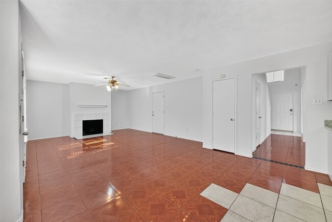 Building Photo - 8366 Golf Green Cir