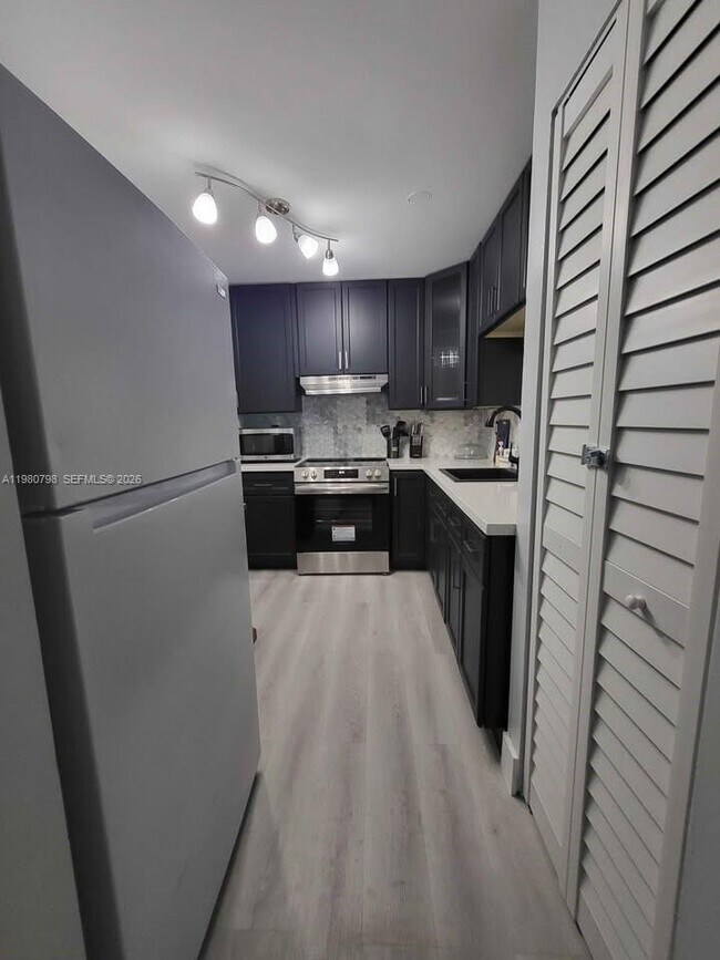 Building Photo - 4095 N Andrews Ave