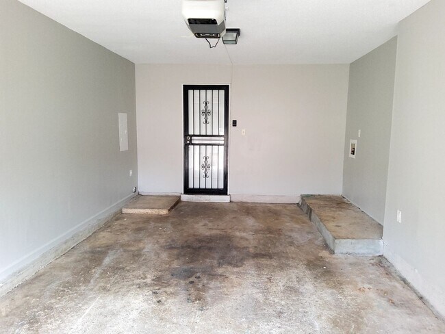 Building Photo - 3760 St Elmo Ave