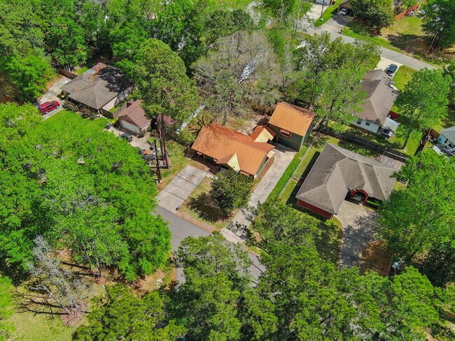 Building Photo - Welcome to this delightful 3-bedroom, 2-bathroom home. Perfectly situated this residence offers f...