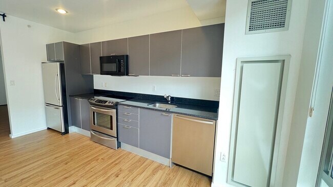 Building Photo - 2 Earhart St