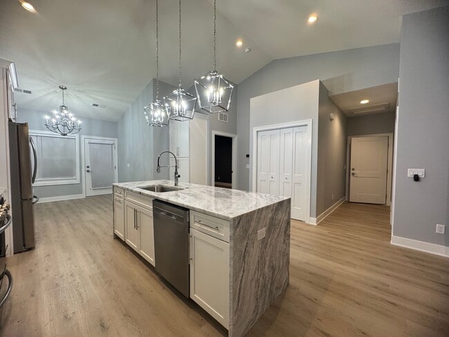 Building Photo - 2 Bedroom 2 bath Townhome in East Moline