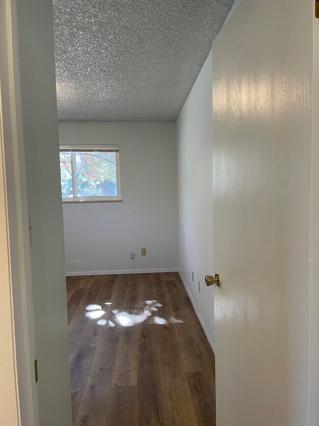 Building Photo - 2143 Ryeland Ln